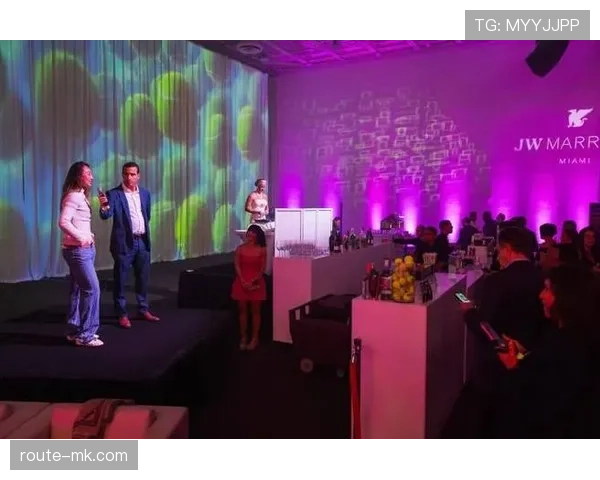 郑钦文穿西装回酒店，同行大牌都没她行头亮眼，这生活太不接地气了吧？